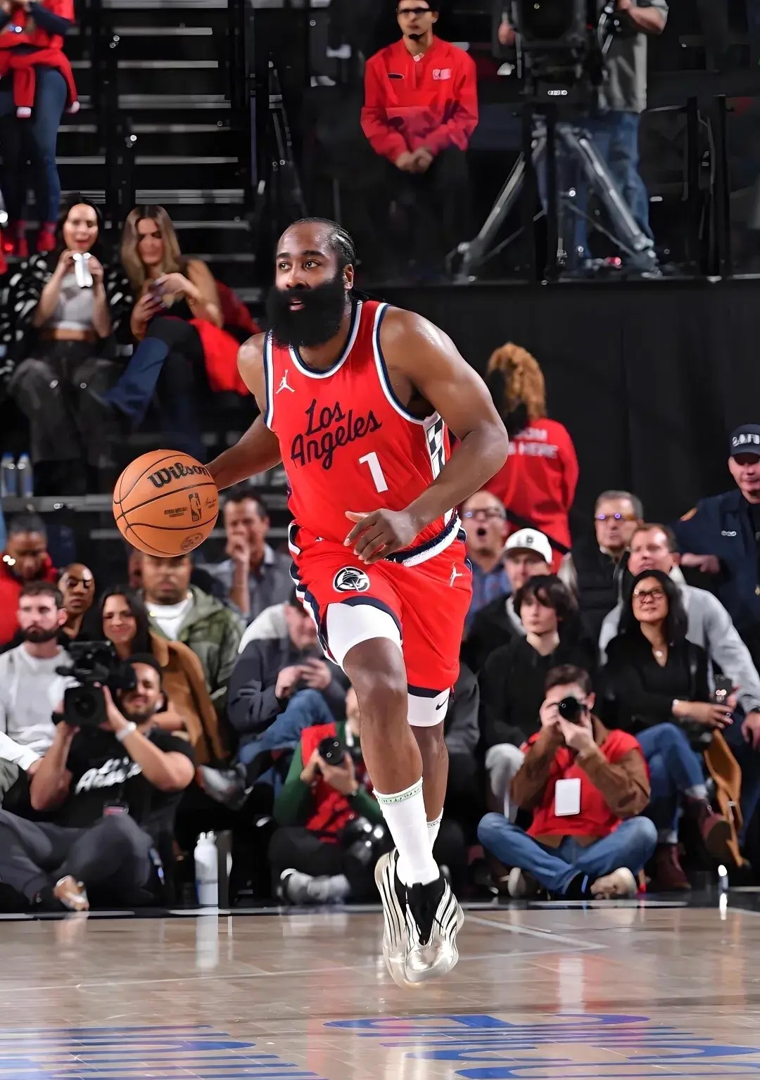 南宫电竞玩家哈登在中国队比赛中突破纪录，爆冷引发热议！(哈登中国行视频2019回放)